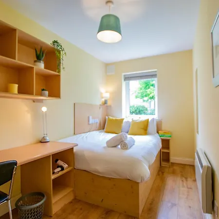 132 - Comfortable 2 Bed - Great Location With Parking *