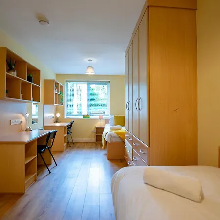 132 - Comfortable 2 Bed - Great Location With Parking *