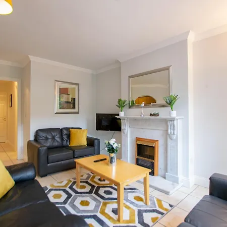 132 - Comfortable 2 Bed - Great Location With Parking