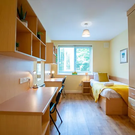 132 - Comfortable 2 Bed - Great Location With Parking *