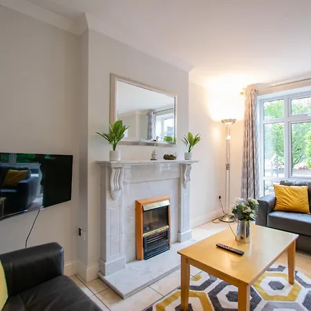 132 - Comfortable 2 Bed - Great Location With Parking