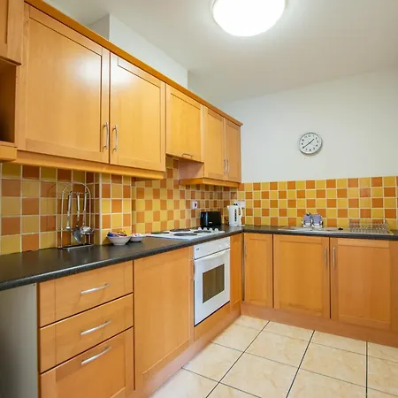 Apartment 132 - Comfortable 2 Bed - Great Location With Parking